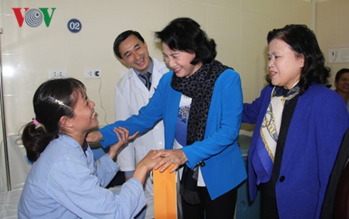 Parlamentspräsidentin Nguyen Thi Kim Ngan besucht Krebs-Patienten