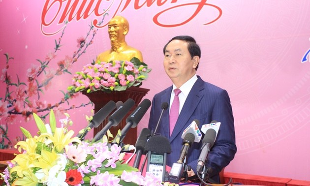 Staatspräsident Tran Dai Quang beglückwünscht Beamte und Arbeiter in Quang Ninh zum Tetfest