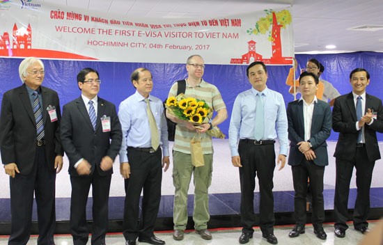 Vietnam empfängt den ersten Ausländer mit elektronischem Visum für Vietnam