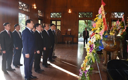Premierminister Nguyen Xuan Phuc zündet Räucherstäbchen für Präsident Ho Chi Minh an