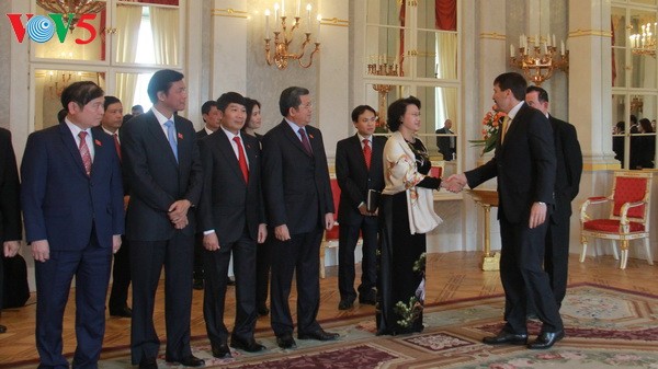 Parlamentspräsidentin Nguyen Thi Kim Ngan trifft Ungarns Präsident Áder und Premierminister Orbán