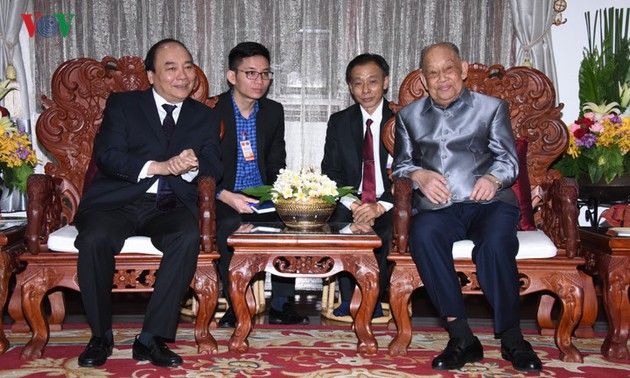 Spitzenpolitiker Laos und Vietnams tragen zu besonderen Beziehungen beider Länder bei