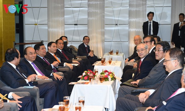Premierminister Nguyen Xuan Phuc nimmt am Forum mit Unternehmern in Kansai teil