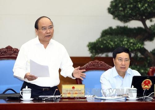 Premierminister Nguyen Xuan Phuc leitet die Regierungssitzung für Juli
