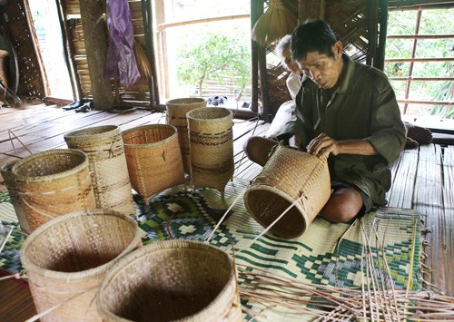 Flechten, ein traditioneller Beruf der Pa Ko