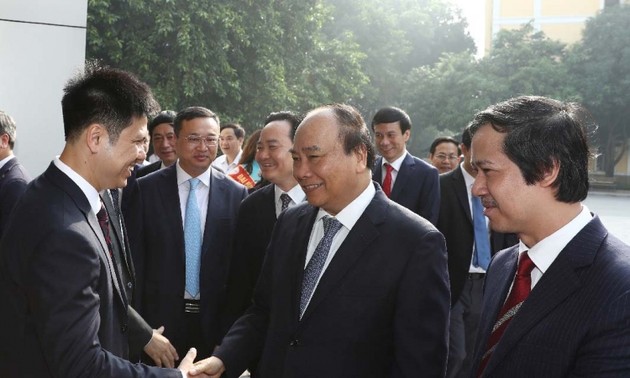 Premierminister Nguyen Xuan Phuc tagt mit Leitung der Hanoier Nationaluniversität