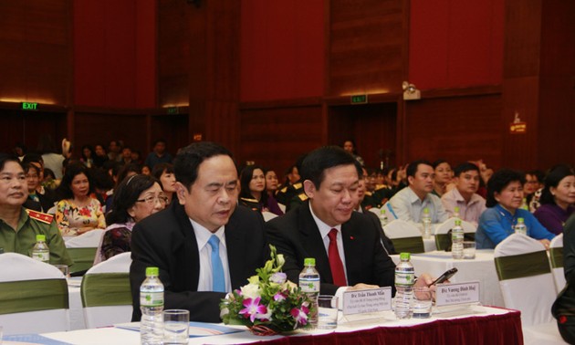 Vizepremierminister Vuong Dinh Hue nimmt an Verleihung von Frauenpreisen teil