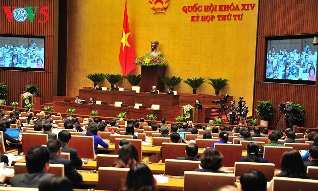 Finanzminister Dinh Tien Dung berichtet Parlament die Umsetzung des Staatsbudgets 2017 