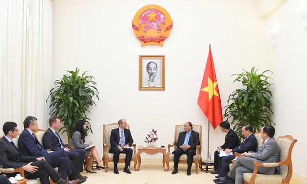 Premierminister Nguyen Xuan Phuc empfängt Bangladeschs Botschafterin Naz und Direktor von AB InBev