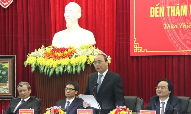 Premierminister Nguyen Xuan Phuc tagt mit Provinzleitung von Thua Thien-Hue