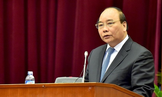 Premierminister Nguyen Xuan Phuc nimmt an Bilanzkonferenz des Technologieministeriums teil