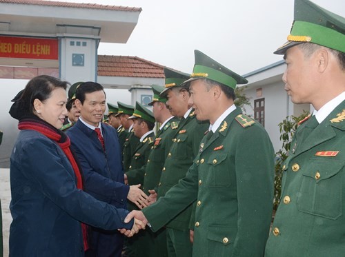 Parlamentspräsidentin Nguyen Thi Kim Ngan beglückwünscht Grenzbewohner in Ha Giang