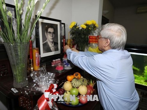 KPV-Generalsekretär Nguyen Phu Trong zündet Räucherstäbchen für verstorbenen Partei- und Staatschefs