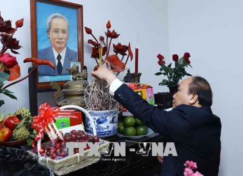 Regierungsleitung zünden Räucherstäbchen zum Gedenken an Nguyen Van Linh und Pham Van Dong an