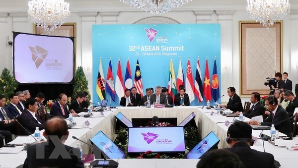 Premierminister Nguyen Xuan Phuc nimmt an Vollversammlung des 32. ASEAN-Gipfels teil