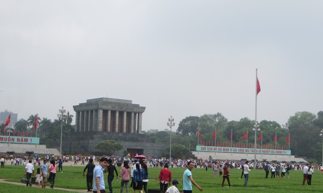 Zahlreiche Menschen besuchen das Ho Chi Minh-Mausoleum
