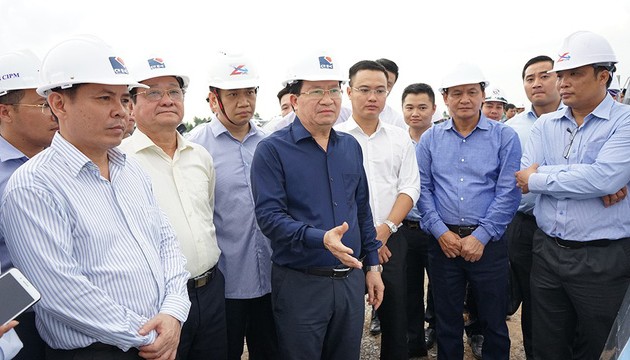 Vizepremierminister Trinh Dinh Dung überprüft den Bau der Autobahnstrecke Trung Luong – Can Tho