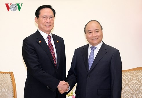 Premierminister Nguyen Xuan Phuc empfängt Südkoreas Verteidigungsminister