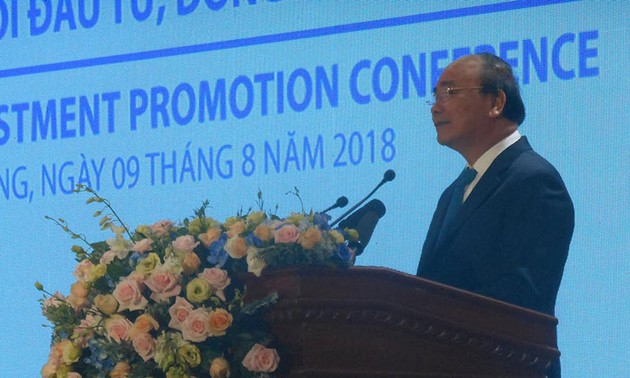 Premierminister Nguyen Xuan Phuc nimmt an Konferenz zur Investitionsförderung in Tien Giang teil