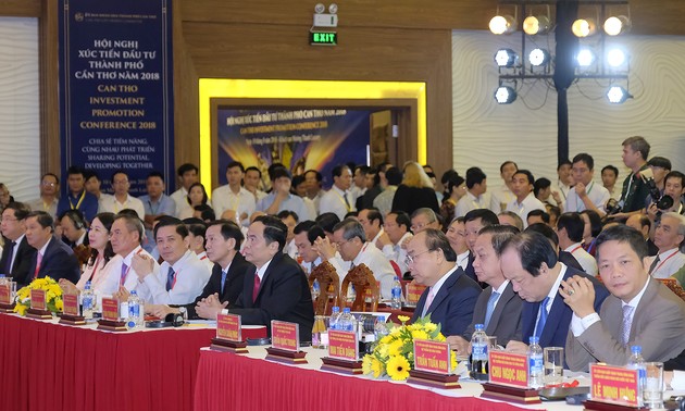 Premierminister Nguyen Xuan Phuc nimmt an Konferenz zur Investitionsförderung in Can Tho teil