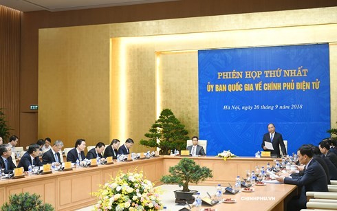 Premierminister Nguyen Xuan Phuc leitet die erste Sitzung der nationalen Kommission für E-Regierung