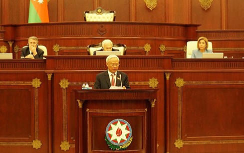 Vizeparlamentspräsident Uong Chu Luu nimmt an 100-jähriger Gründungsfeier des Parlaments Aserbaidschans teil