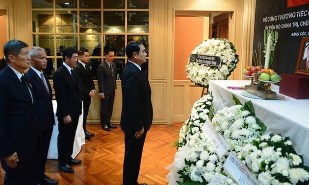 Thailands Premierminister und Außenminister machen Kondolenzbesuch und ehren Staatspräsident Tran Dai Quang