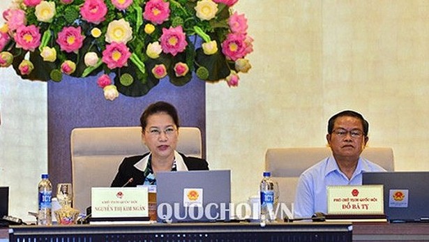 Parlamentspräsidentin Nguyen Thi Kim Ngan liest Personal-Vorlage vor dem Parlament vor