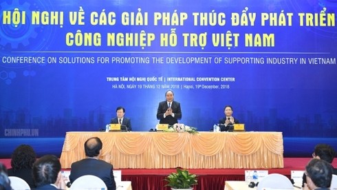 Premierminister Nguyen Xuan Phuc nimmt an Konferenz über Entwicklung der Zulieferindustrie teil