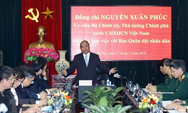 Premierminister Nguyen Xuan Phuc besucht Volksarmeezeitung