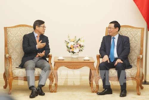 Vizepremierminister Vuong Dinh Hue trifft Generaldirektor von Samsung Vietnam