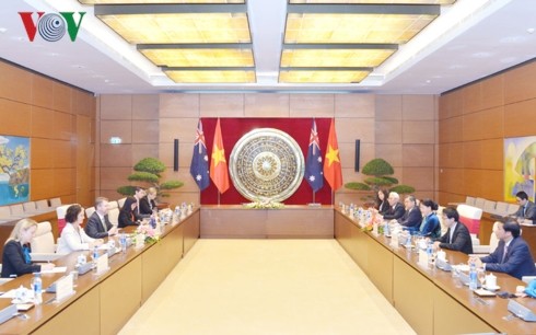 Vietnams Parlamentspräsidentin führt ein Gespräch mit dem Senatspräsidenten Australiens