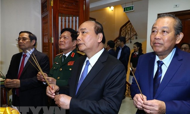 Premierminister zündet Räucherstäbchen für Präsident Ho Chi Minh an