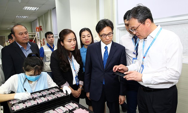 Vizepremierminister Vu Duc Dam besucht Arbeiter in Bac Giang