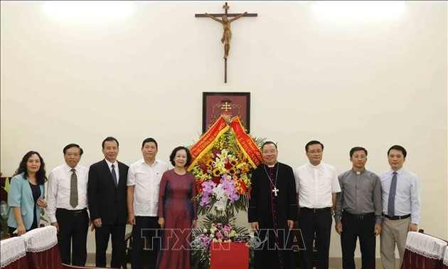Leiterin der KPV-Abteilung für Öffentlichkeitsarbeit Truong Thi Mai überbringt Erzbistum Hanoi Glückwünsche zu Ostern
