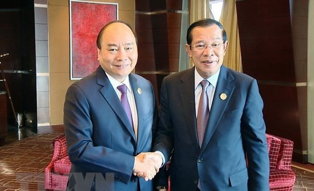 Premierminister Nguyen Xuan Phuc trifft Kambodschas Premierminister Hun Sen am Rande des „Gürtel und Straße“-Forums