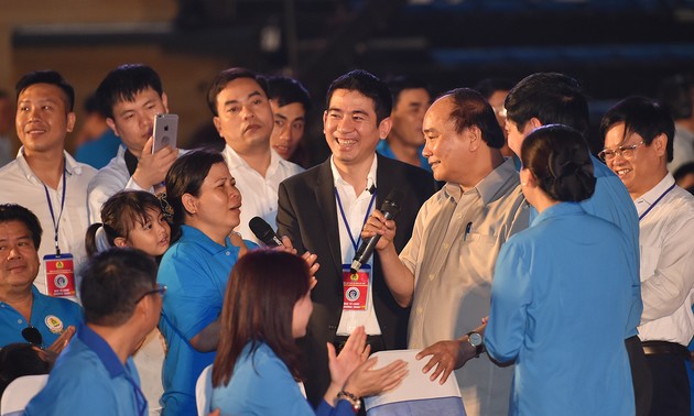 Premierminister Nguyen Xuan Phuc führt Dialog mit High-Tech-Arbeitern