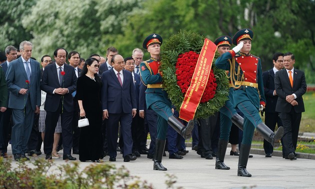 Aktivitäten des Premierministers Nguyen Xuan Phuc in Sankt Petersburg