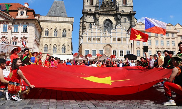 Beteiligung vietnamesischer Gemeinschaft am Fest ethnischer Minderheiten in Tschechien