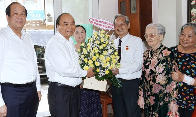 Premierminister Nguyen Xuan Phuc gratuliert vorbildlichen Journalisten in Ho Chi Minh Stadt