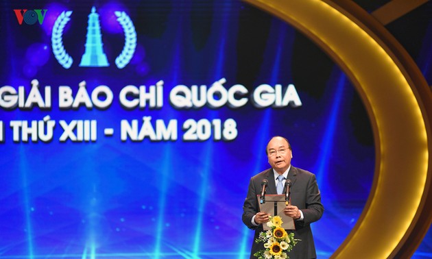 Premierminister Nguyen Xuan Phuc überreicht Preise an Träger des nationalen Pressepreises 2018