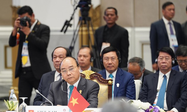 Premierminister Nguyen Xuan Phuc nimmt an Plenarsitzung des 34. ASEAN-Gipfels teil