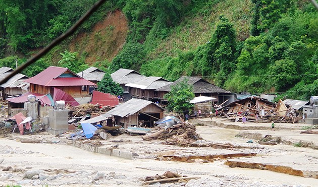 Folgen des Taifuns und der Fluten beseitigen