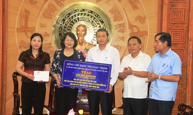 Vizestaatspräsidentin Dang Thi Ngoc Thinh überreicht Hilfsmittel an die von Fluten betroffenen Bewohner in Thanh Hoa