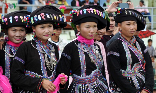 Die Tracht der Frauen der Volksgruppe Lu in der Provinz Lai Chau