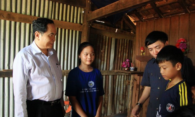 Die Vaterländische Front Vietnam hilft den von Fluten betroffenen Bewohnern