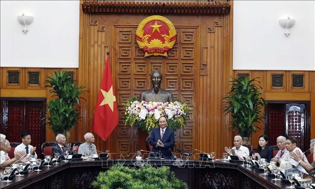 Premierminister Nguyen Xuan Phuc trifft ehemalige Beamte, die Präsident Ho Chi Minh dienten
