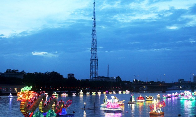 „Tourismusfesttag – Nacht der Wasserlaternen in Ninh Kieu“