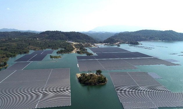 Erste umfangreiche Stromquelle aus schwimmenden Solaranlagen in Vietnam