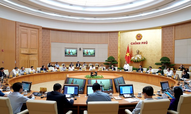 Premierminister Nguyen Xuan Phuc leitet die Regierungssitzung für Oktober